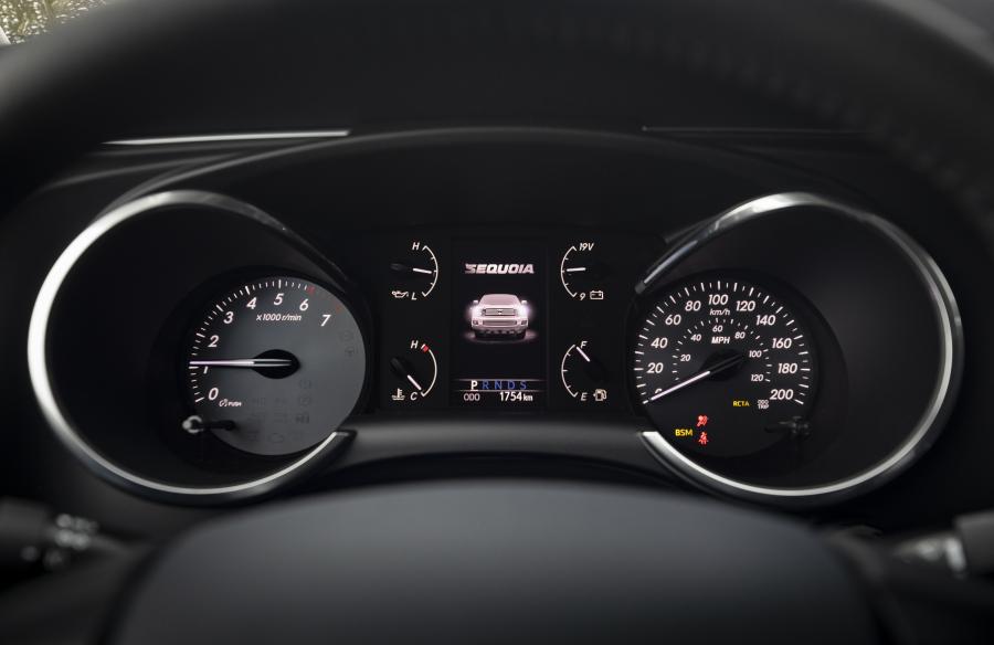 Панель приборов Toyota Sequoia TRD Pro 2019 года  (фото 34 из 42)